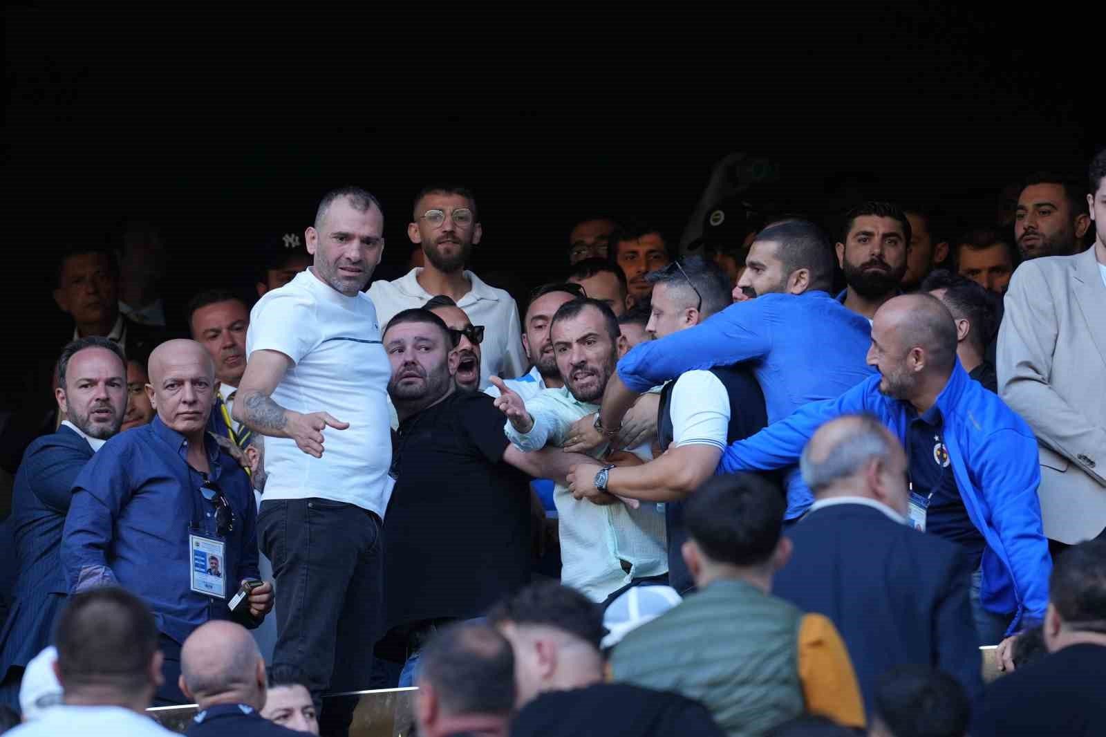 Fenerbahçe seçiminde tribünlerde gerginlik