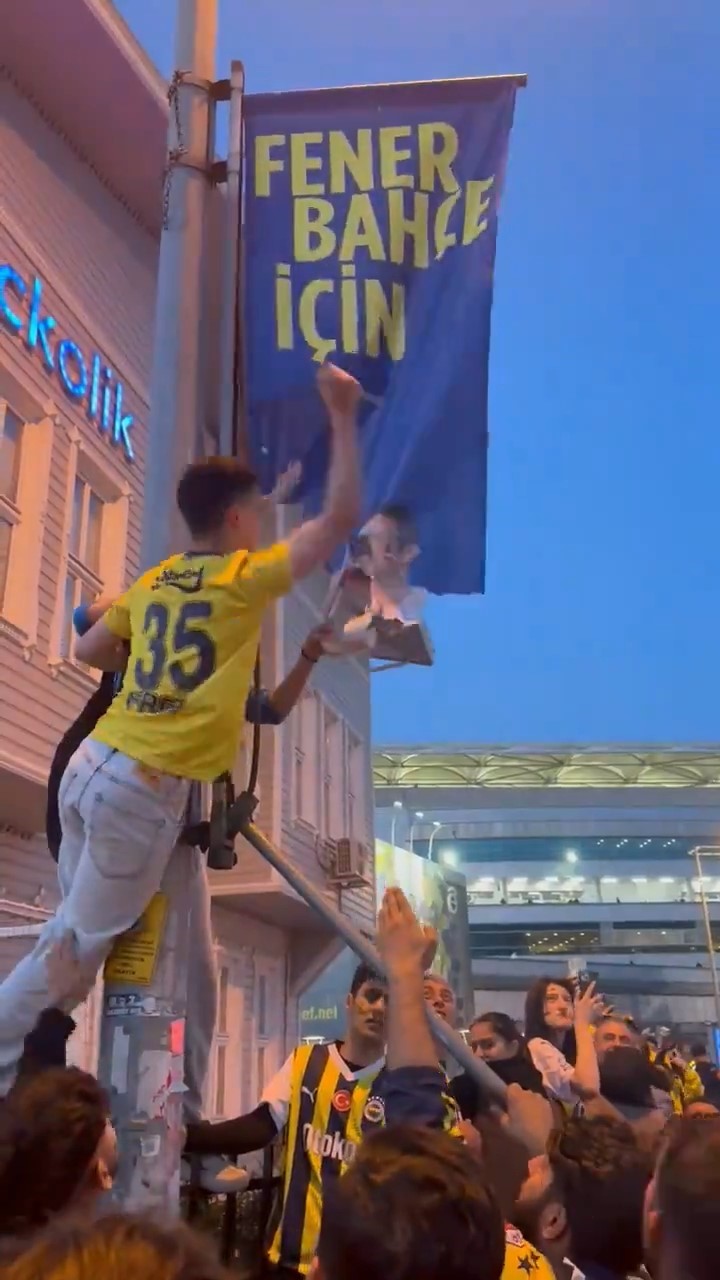 Ali Koç’un Afişleri Fenerbahçe Taraftarının Gazabına Uğradı
