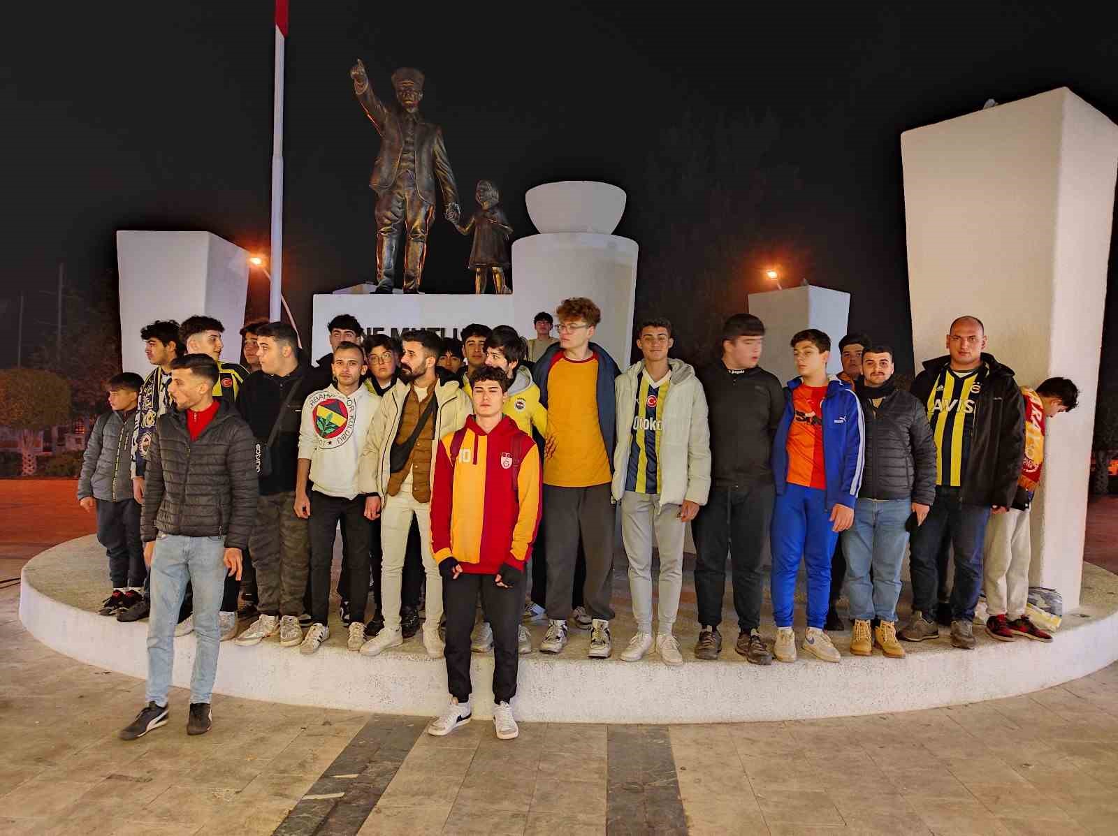 Fethiye’de Fenerbahçe ve Galatasaray taraftarları Suudi Arabistan’a tepki gösterdi