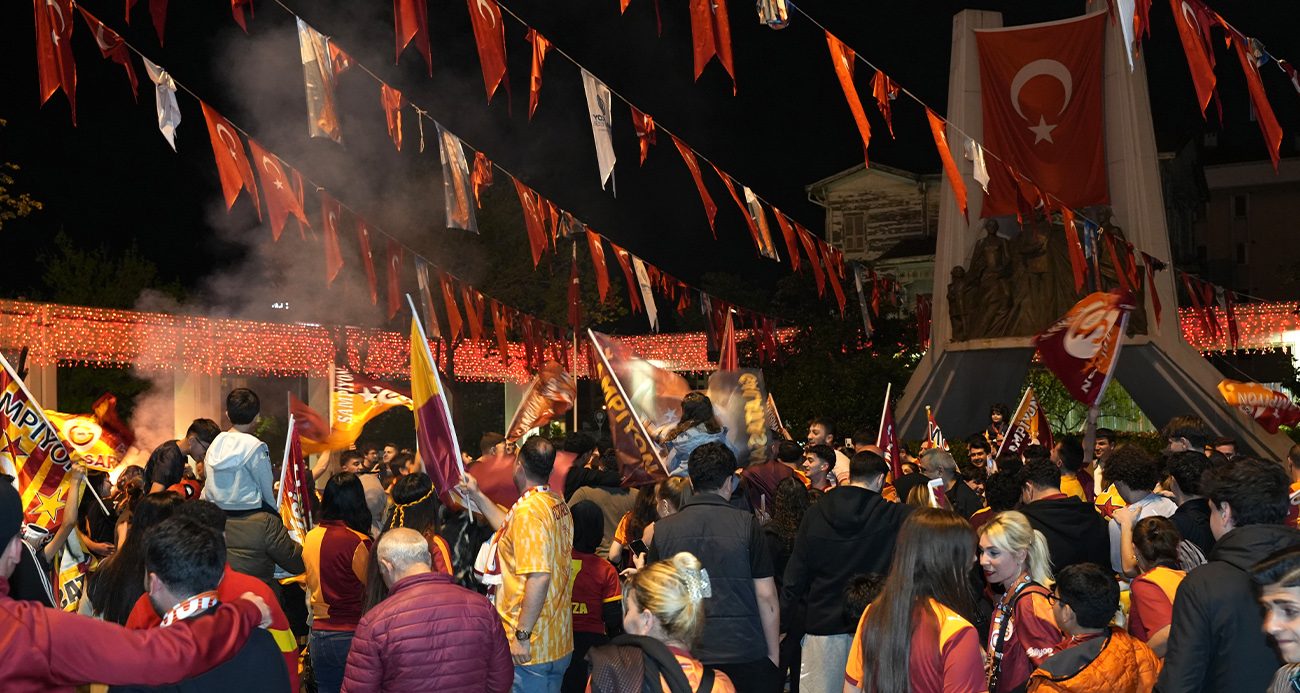 Galatasaray taraftarı şampiyonluğu sokaklarda kutladı