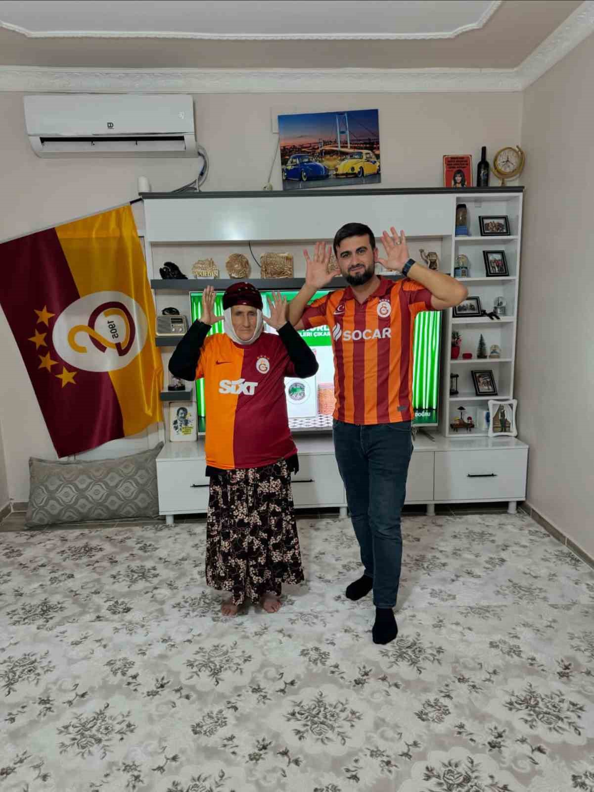 Sosyal Medyanın Yeni Fenomeni: Galatasaray Aşkını Yaşayan Kadriye Nine ve Ailesi