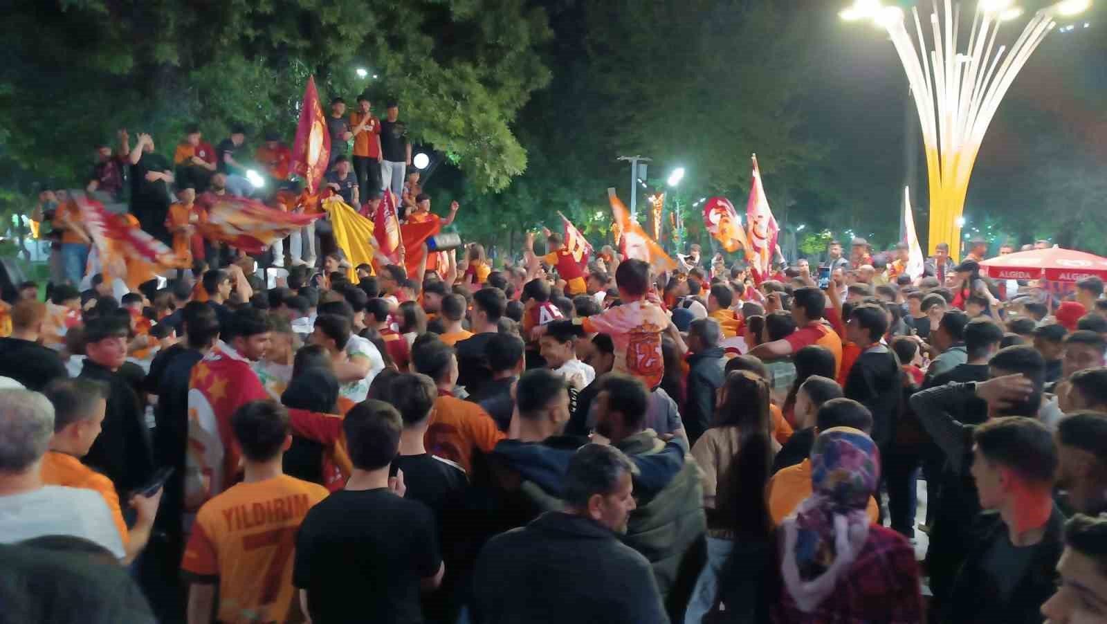 Galatasaraylı taraftarlardan Batman’da coşkulu kutlama