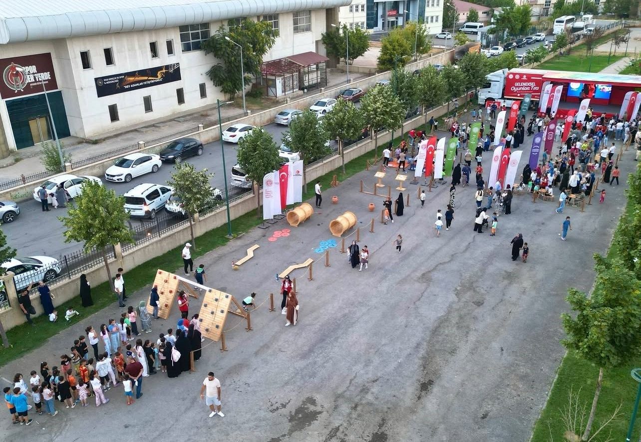 Geleneksel Oyunlar Tırı Muş’ta çocuklarla buluştu