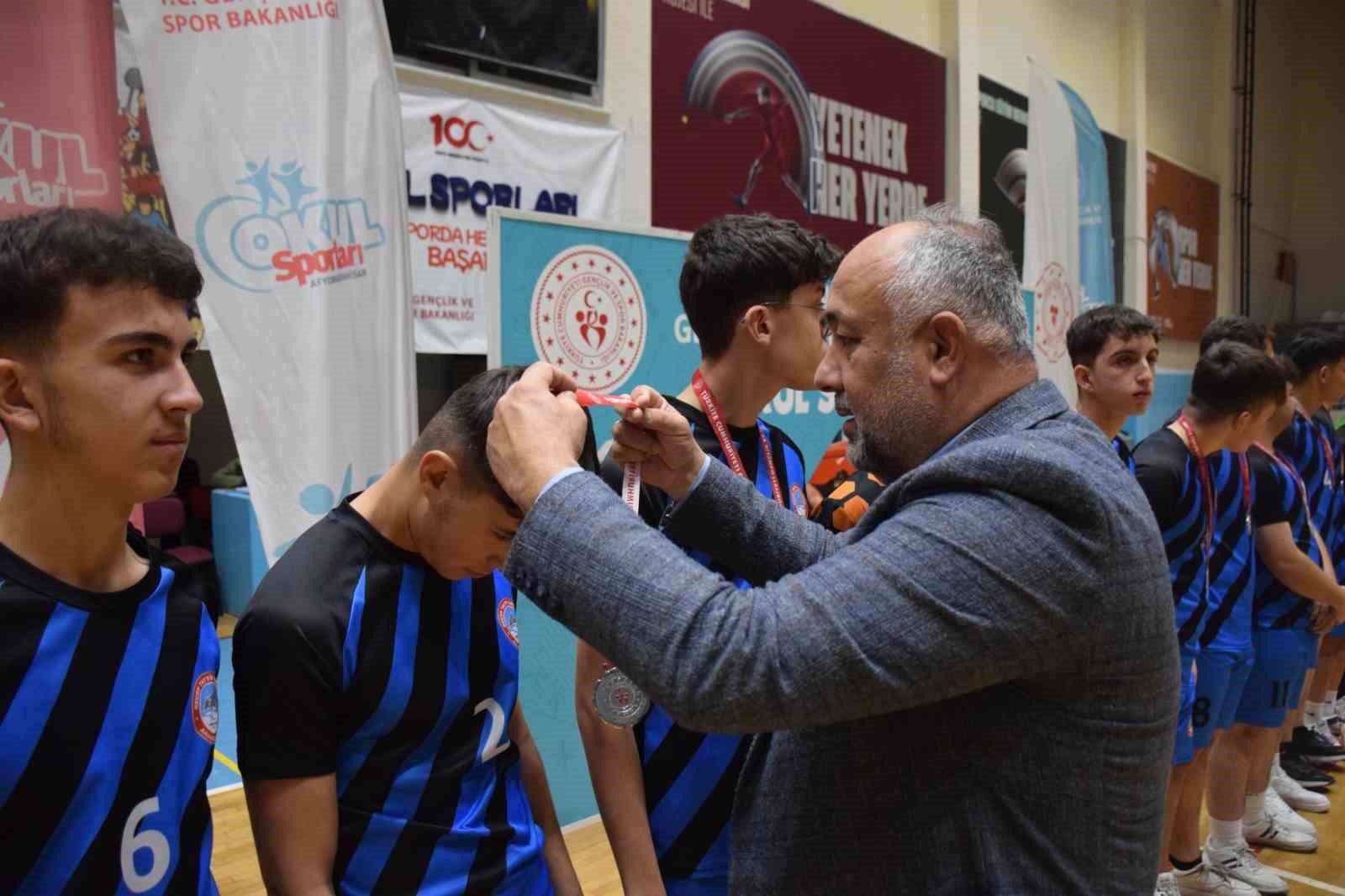 Genç Hentbolcular Mücadeleyi Son Noktaya Taşıdı