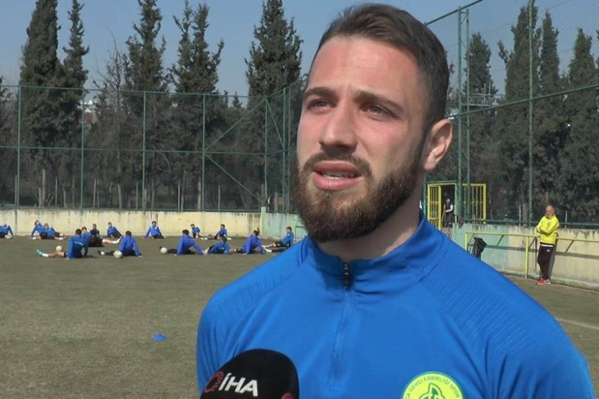 Genç futbolcu, Taner Savut’u anlatırken gözyaşlarına hakim olamadı