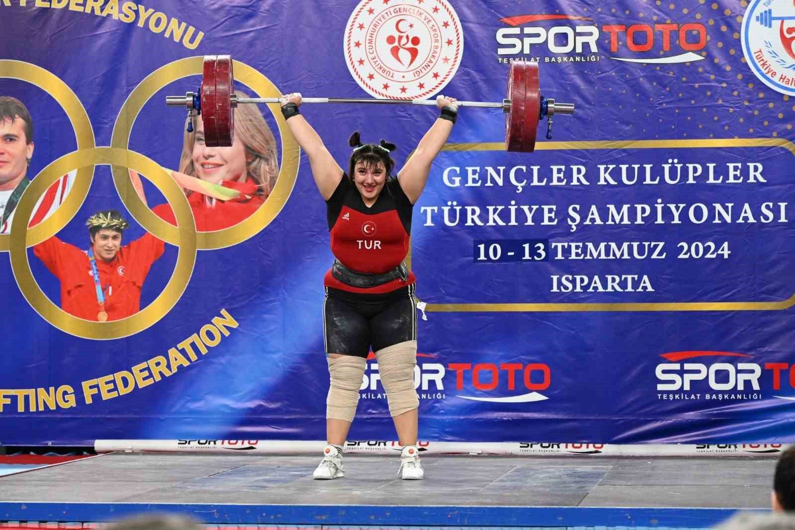 Halterde Gençler Türkiye Şampiyonası'nda Fatmagül Çevik, Türkiye rekorunu alt üst etti!