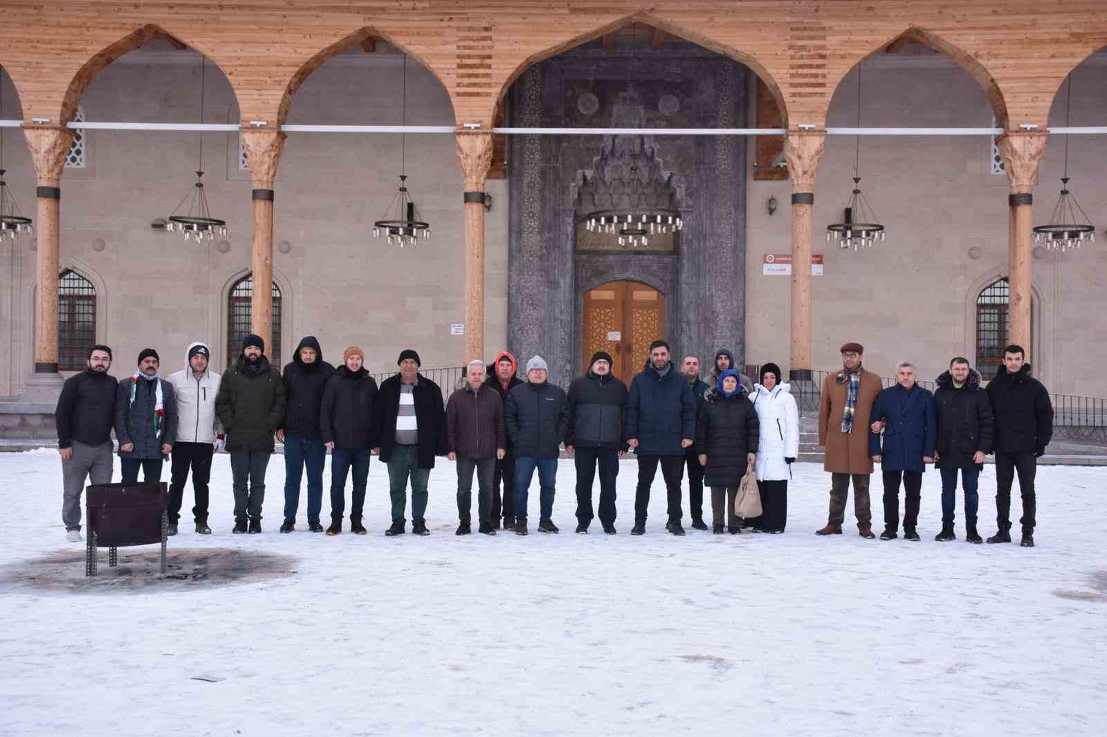 Gençler sabah namazında bir araya geldi