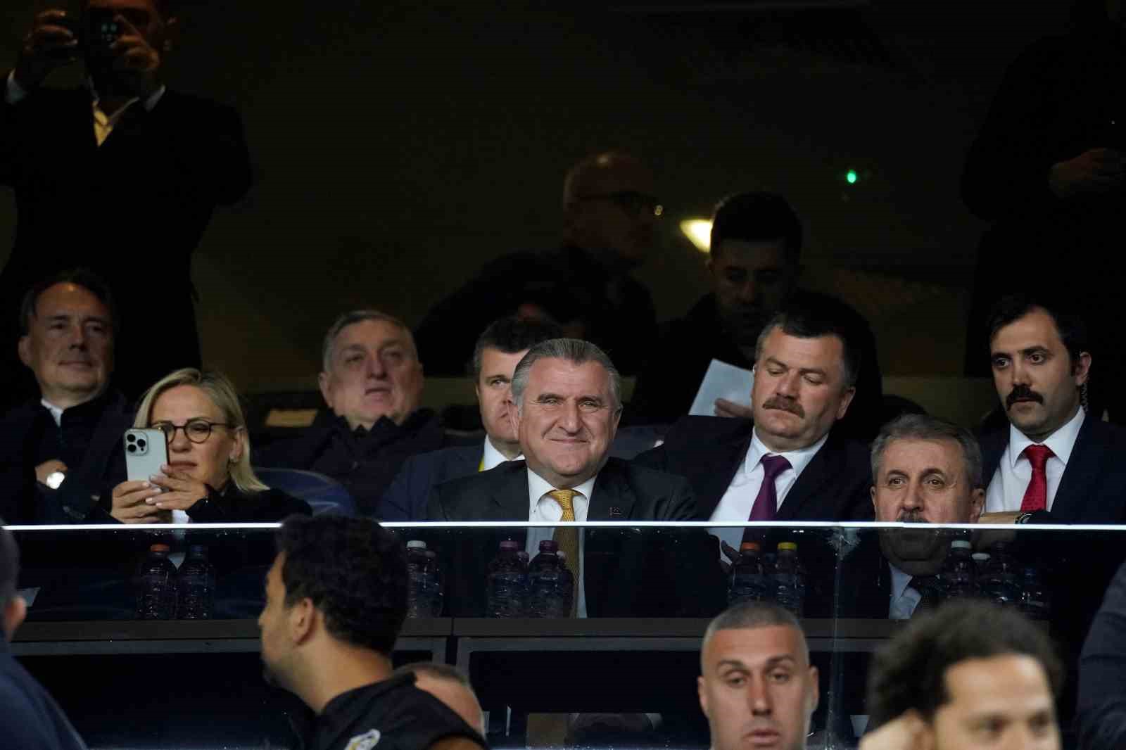 Gençlik ve Spor Bakanı Osman Aşkın Bak, Fenerbahçe – Olympiakos maçını tribünden takip etti