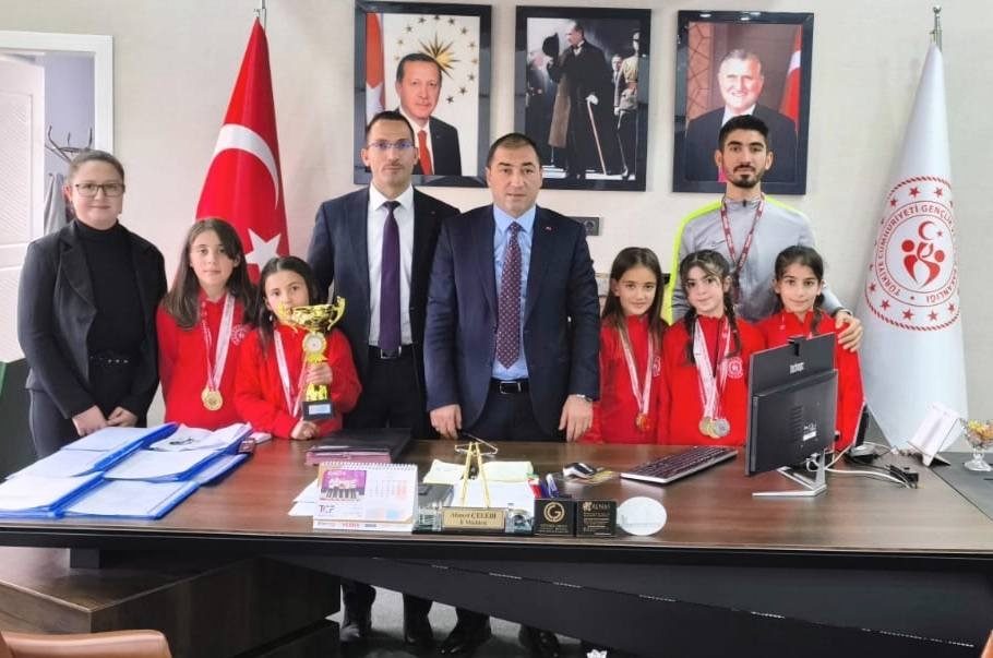 Başarıların Takdiri: Gençlik Müdürü Çelebi, Öğrencileri Ödüllendirdi
