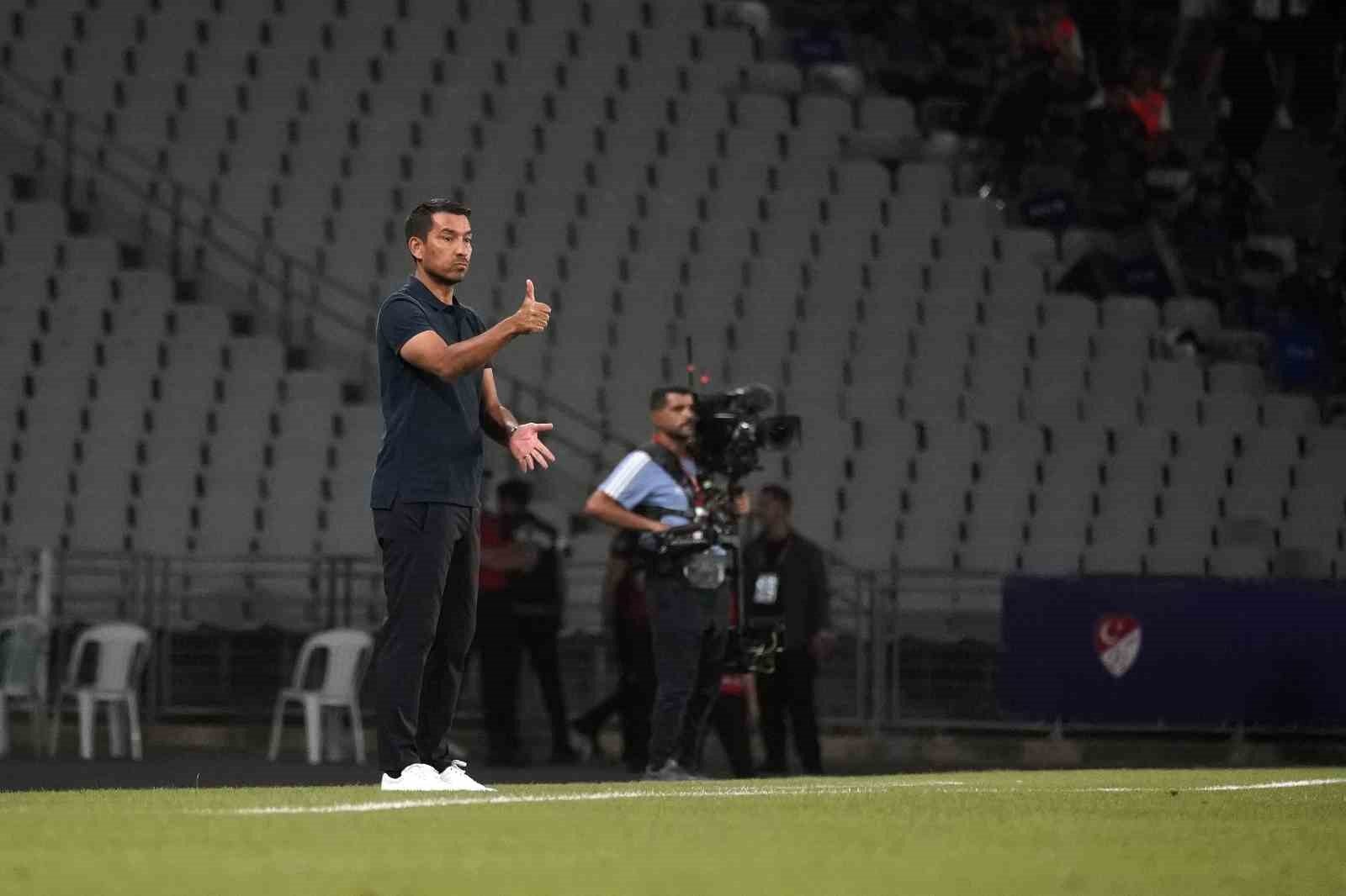 Van Bronckhorst'un Beşiktaş Masalı Kupa ile Başladı