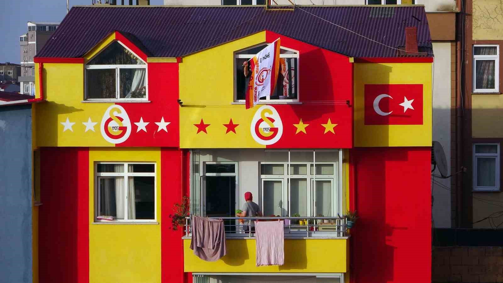 Galatasaray Aşkı Binaya Yansıdı: Giresunlu Taraftar Evinin Rengini Sarı-Kırmızı Yaptı
