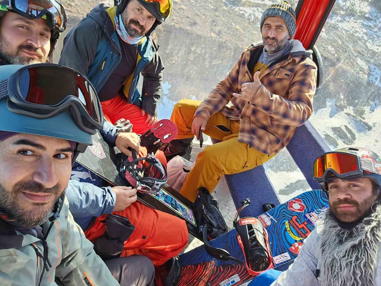 Göl manzaralı Ergan Dağı’nda kayak keyfi