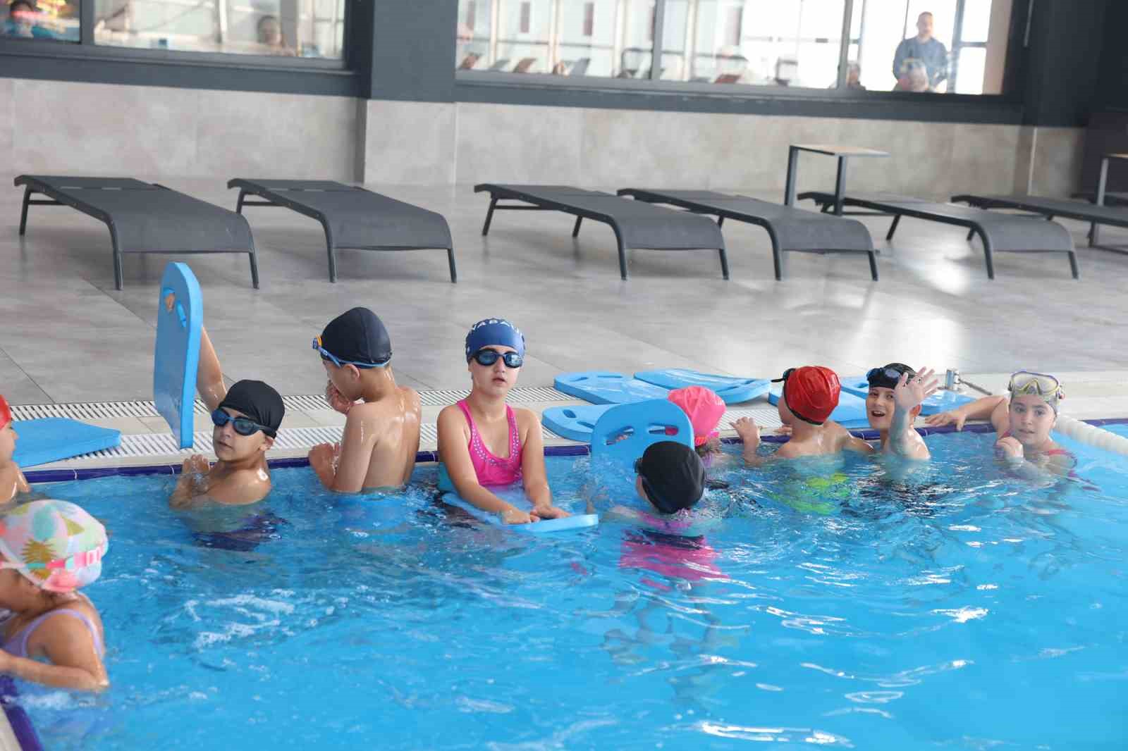 Gölbaşı Belediyesi çocuklara kurslarla yüzme öğretmeye devam ediyor