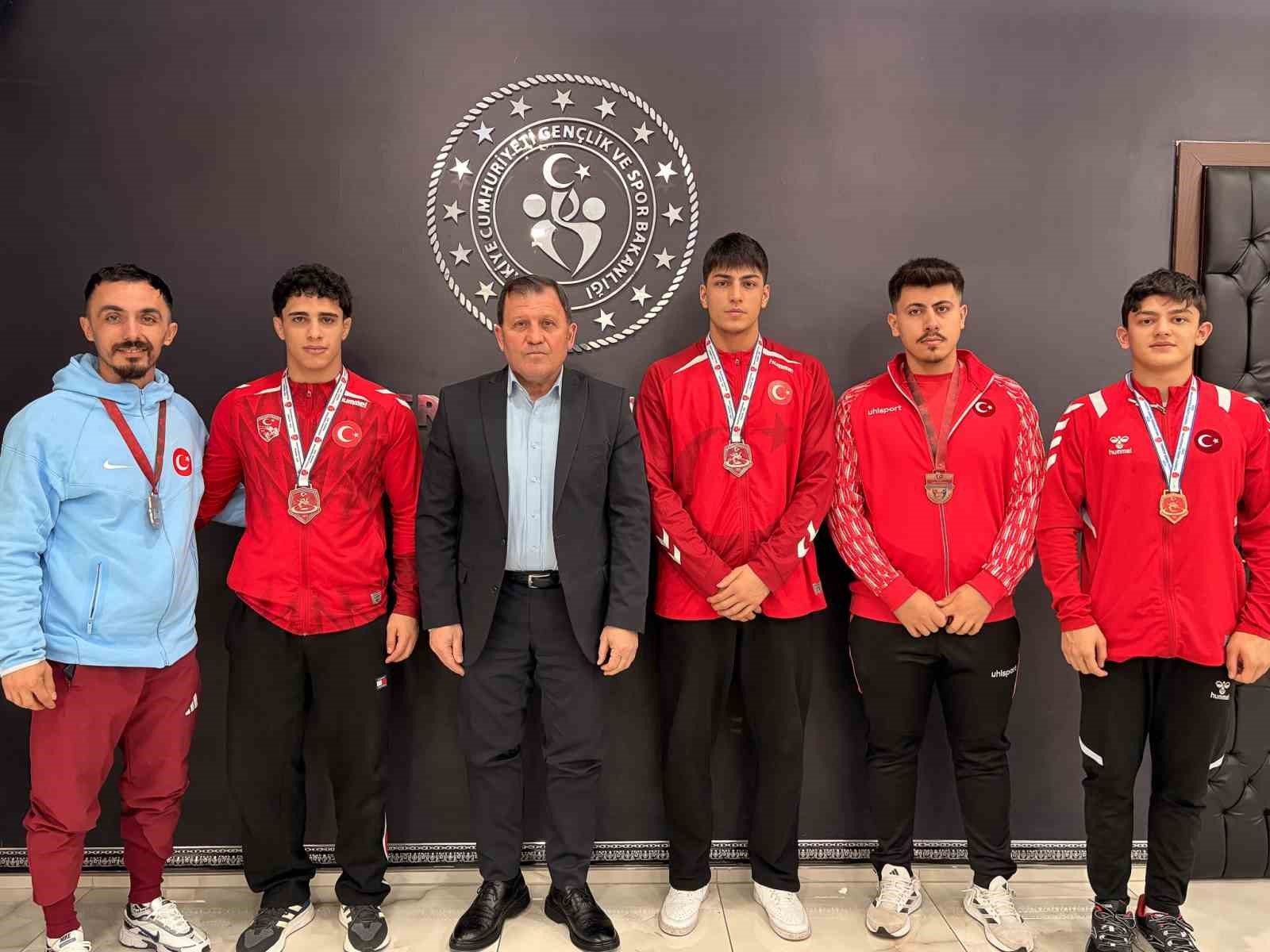 Güreş ve halter şampiyonlarından Kabakcı’ya ziyaret