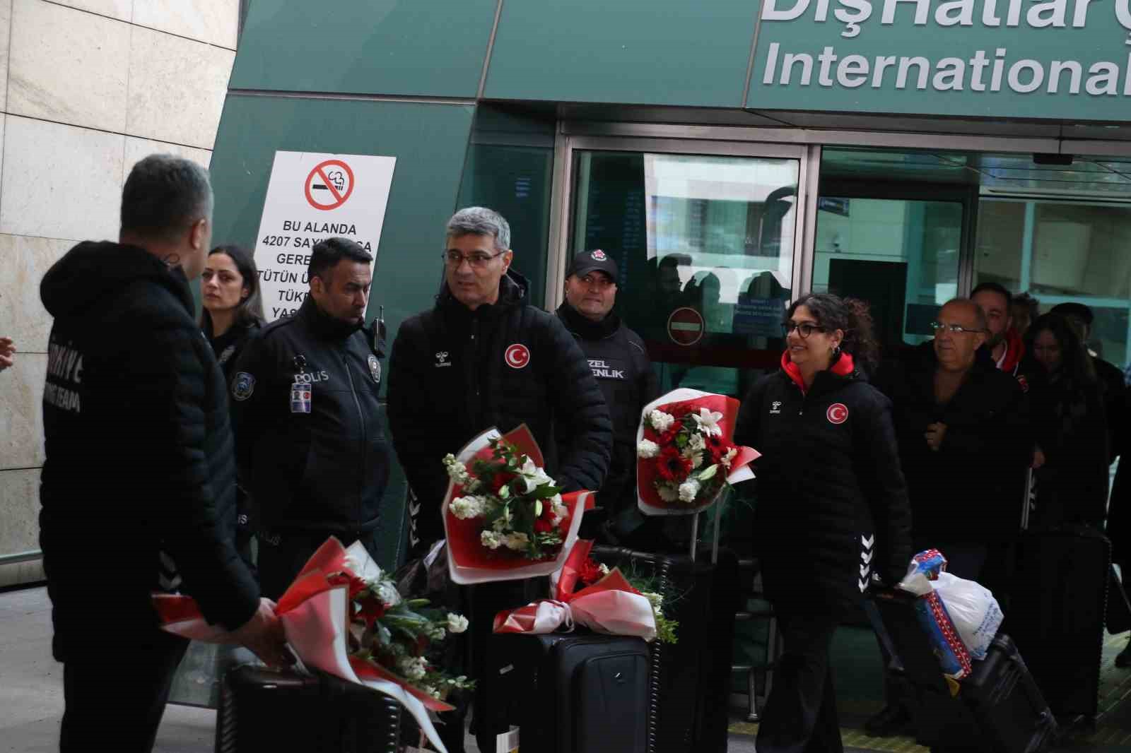 Havalı Silahlar Avrupa Şampiyonası’nı 7 madalyayla tamamlayan milli sporcular yurda döndü