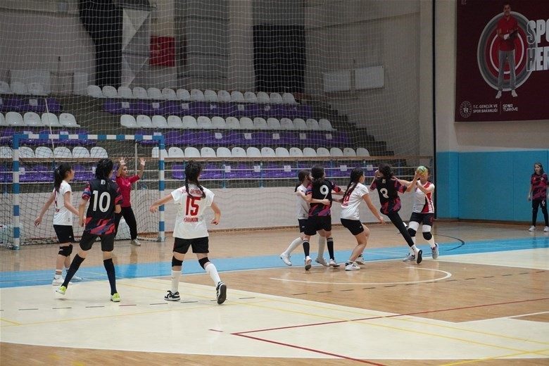 Hentbolun küçükleri Afyon’da yarışıyor