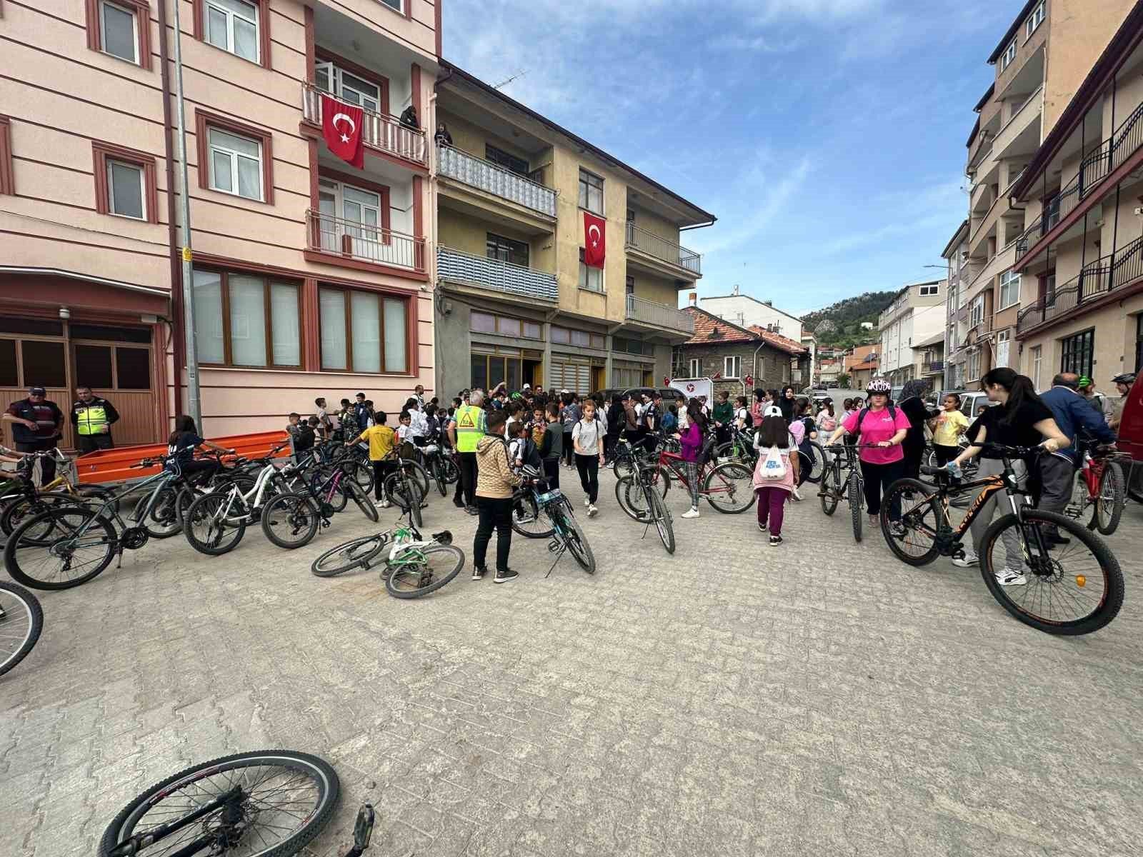 Bisikletlerle Gençliğe Yolculuk: Huğlu'da "Pedalla Genç Kal"