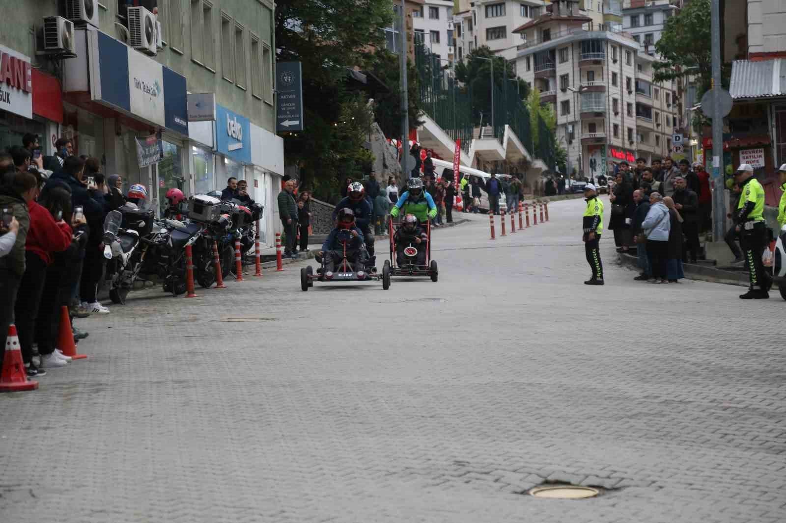 Hurda malzemelerden yaptıkları araçlarla yokuş aşağı yarıştılar