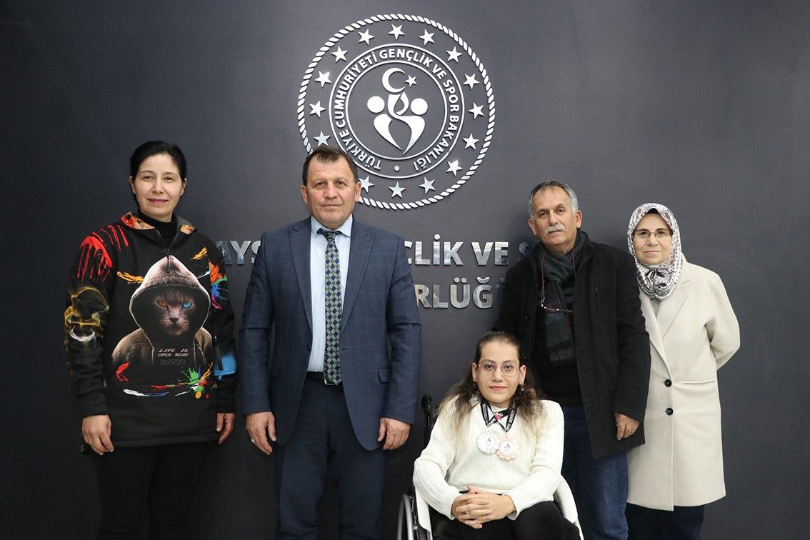 İki madalya ile döndü, Kabacı’yı ziyaret etti