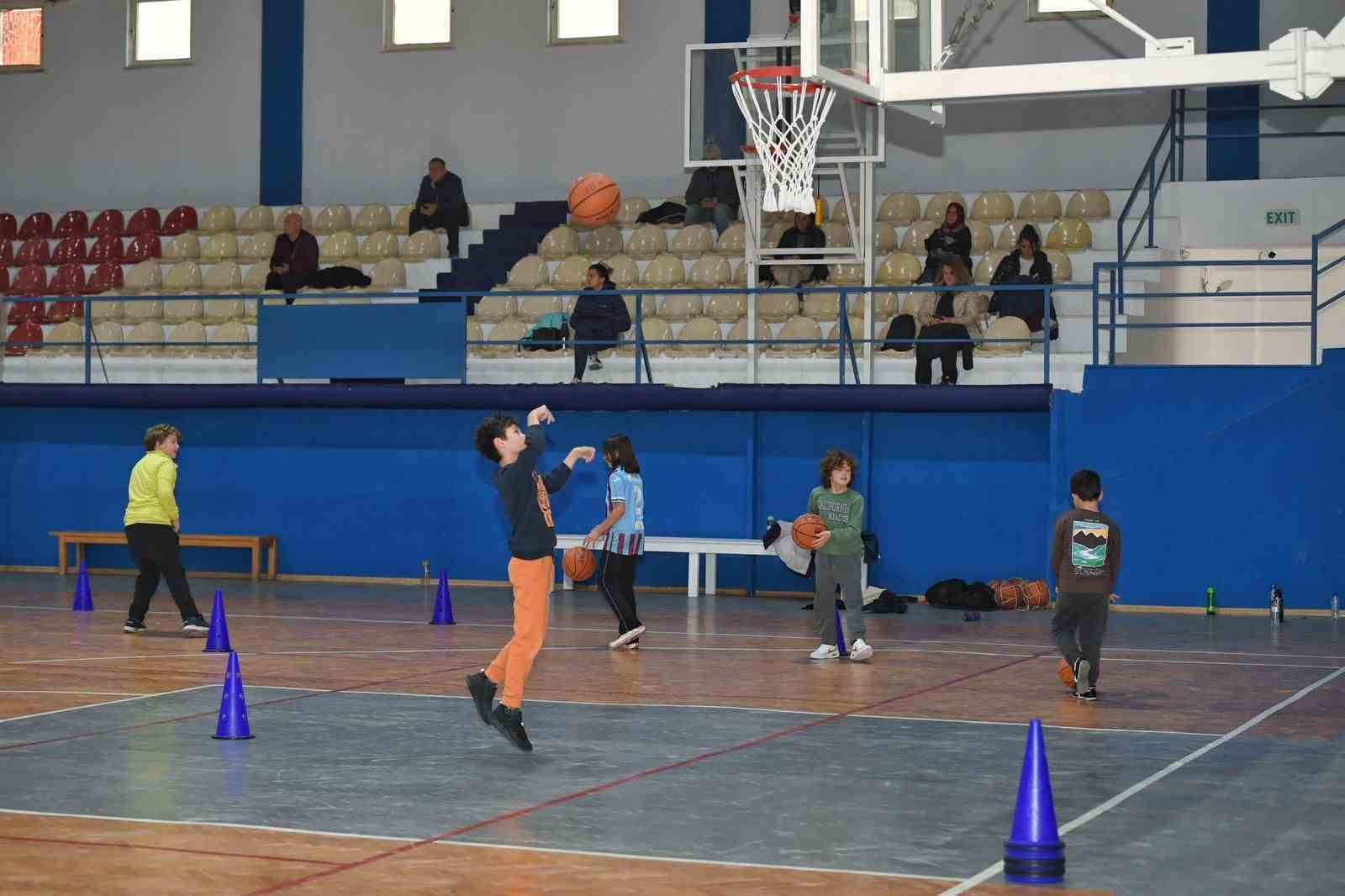 İsmet Selekler Spor Kompleksi’nde kurslar başladı