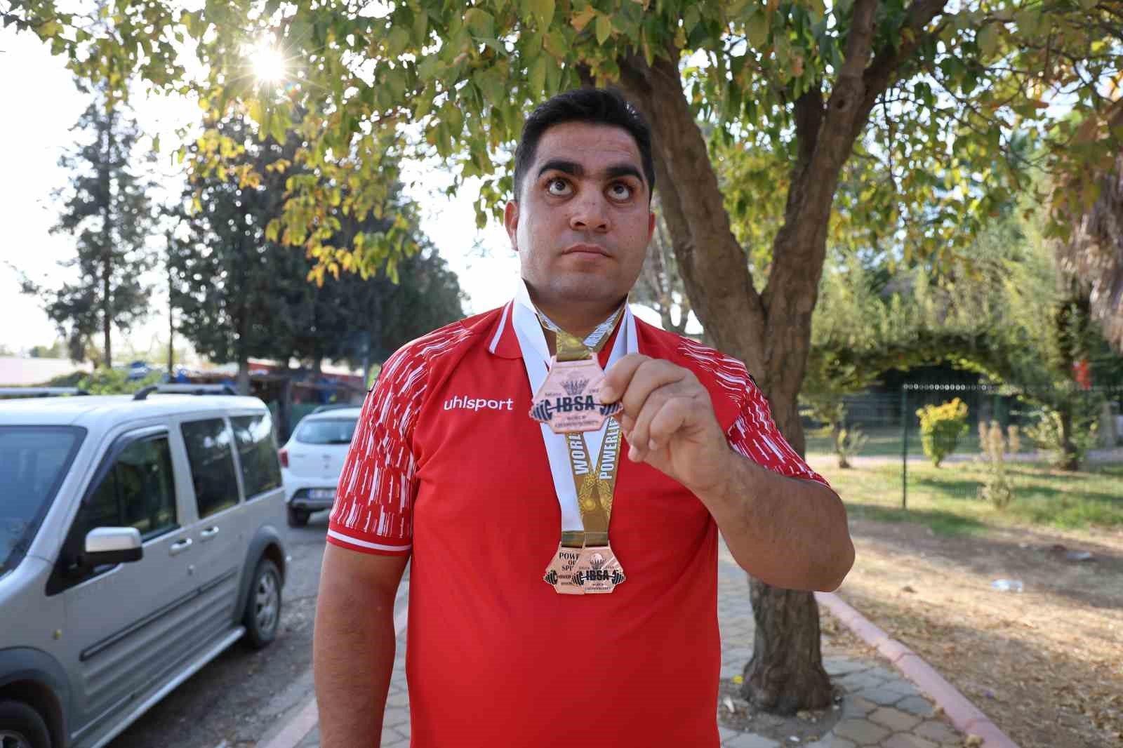 Görme Engelli Halterci, Dünyanın Zirvesine Ulaştı