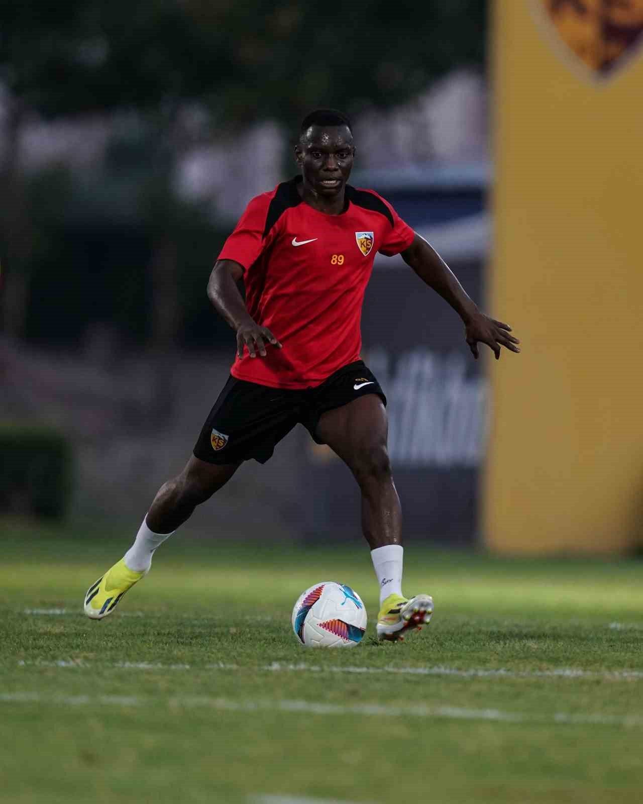 Kayserispor, kritik maç öncesi dört askerini kaybetti.