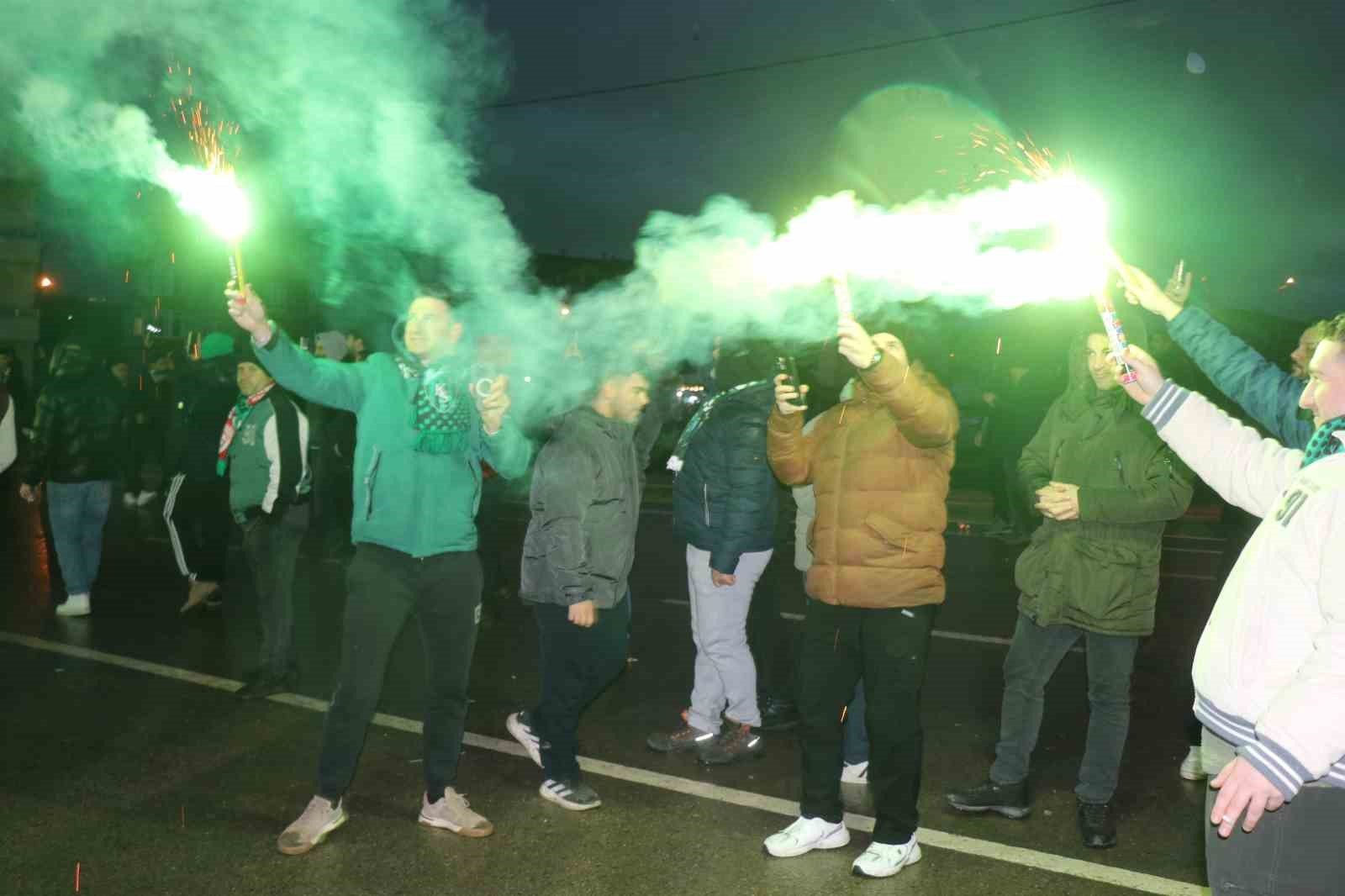 Kocaelispor ile Fenerbahçe stadyuma geldi