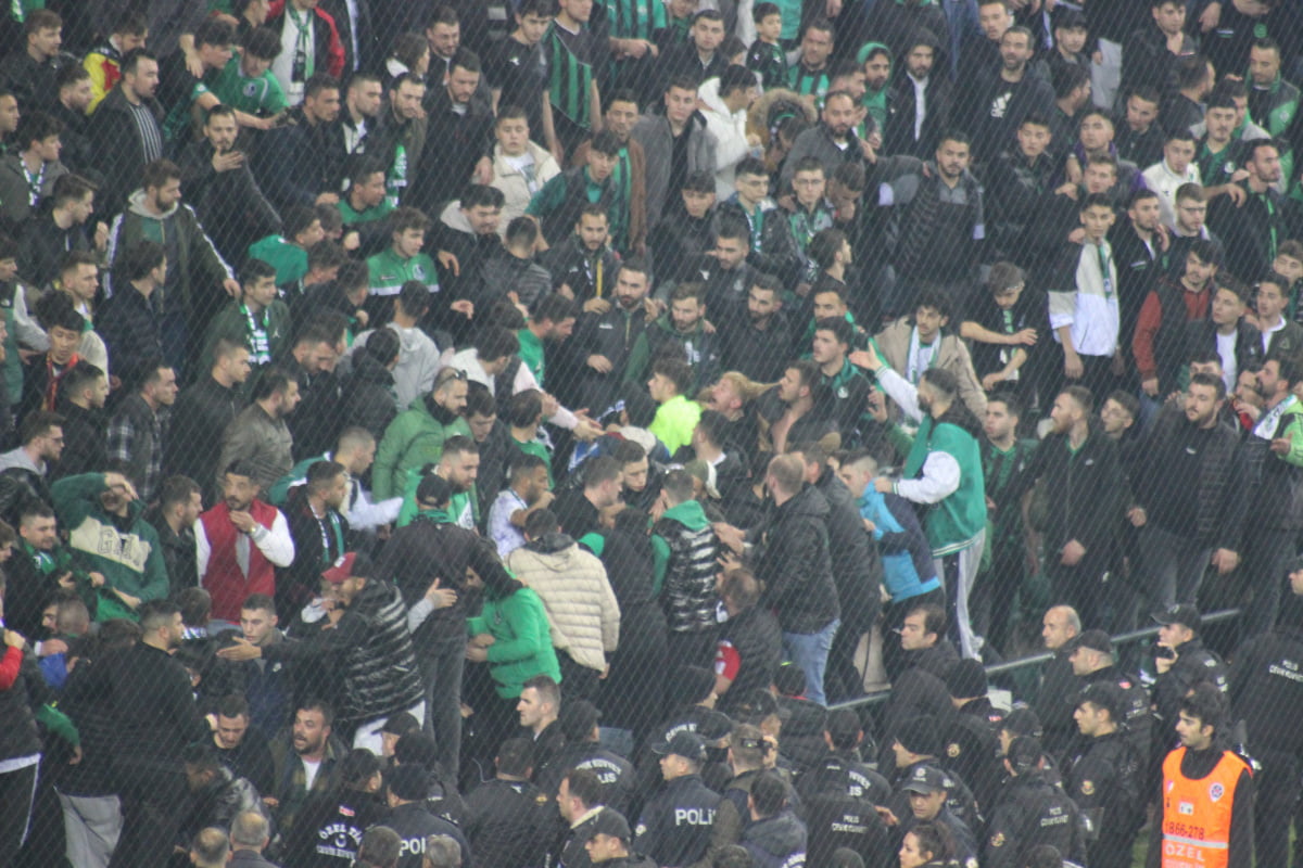 Kocaelispor – Sakaryaspor maçında tribünde gerginlik