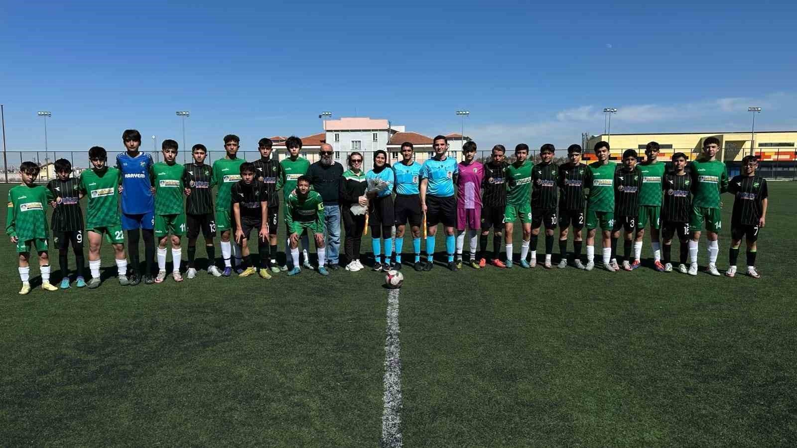 Konya’da U15 Ligi maçında Dünya Kadınlar Günü kutlaması