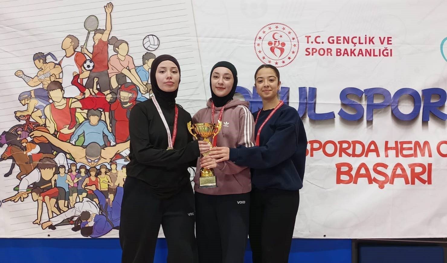 Körfezli karateciler, okul sporları il birinciliğinde dereceye girdi