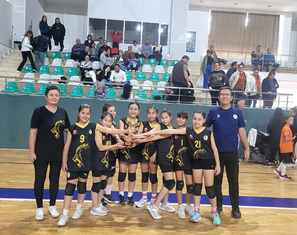 Köyceğizli minikler Voleybol Turnuvası’nda şampiyon oldu