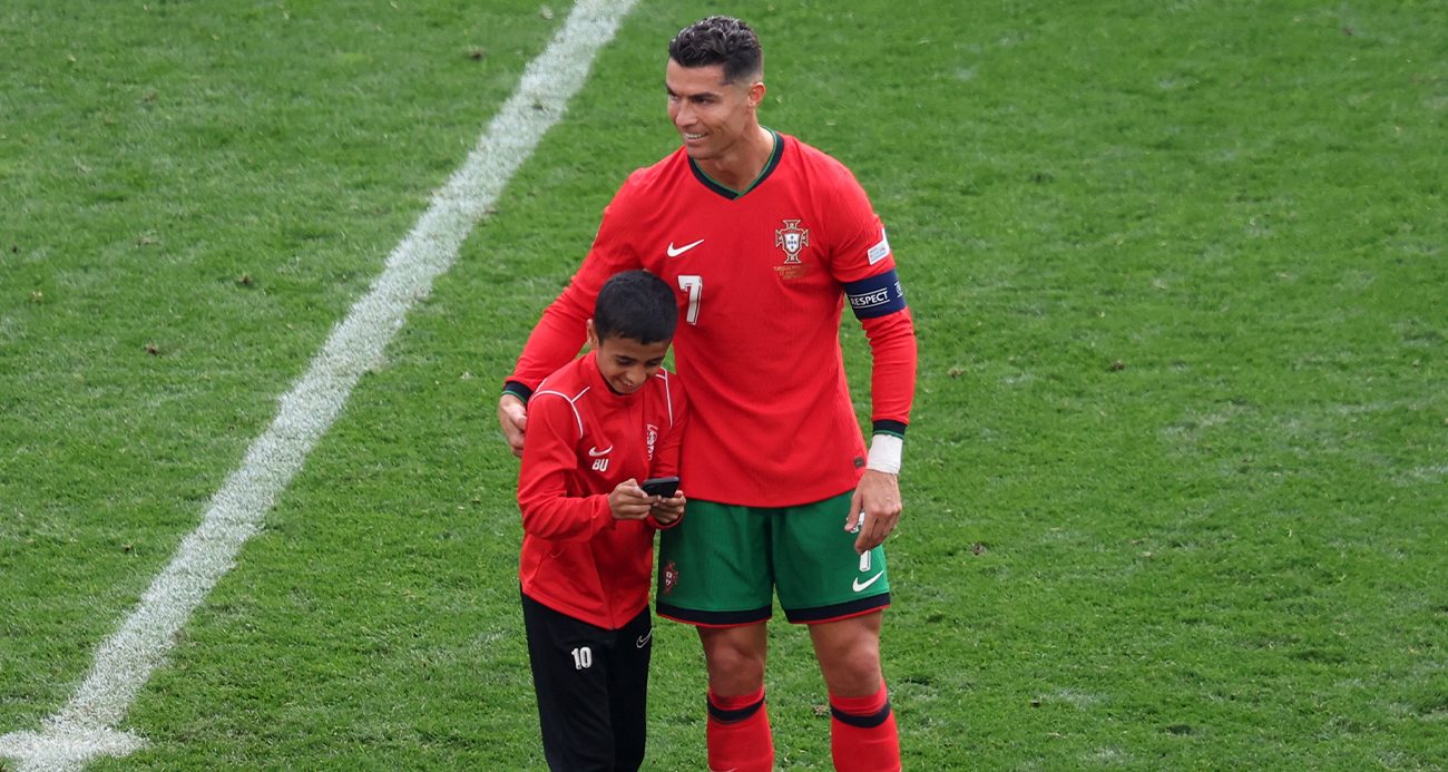 Ronaldo'nun hayranı, sahaya gizlice girerek hayallerini gerçekleştirdi