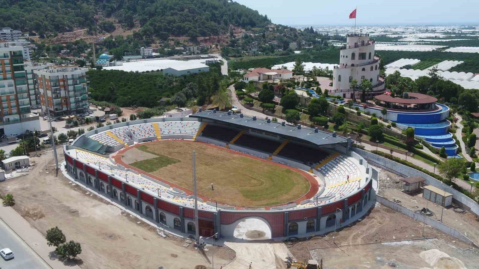 Kumluca Atatürk Stadyumu'nda Saha Parlamaya Hazır