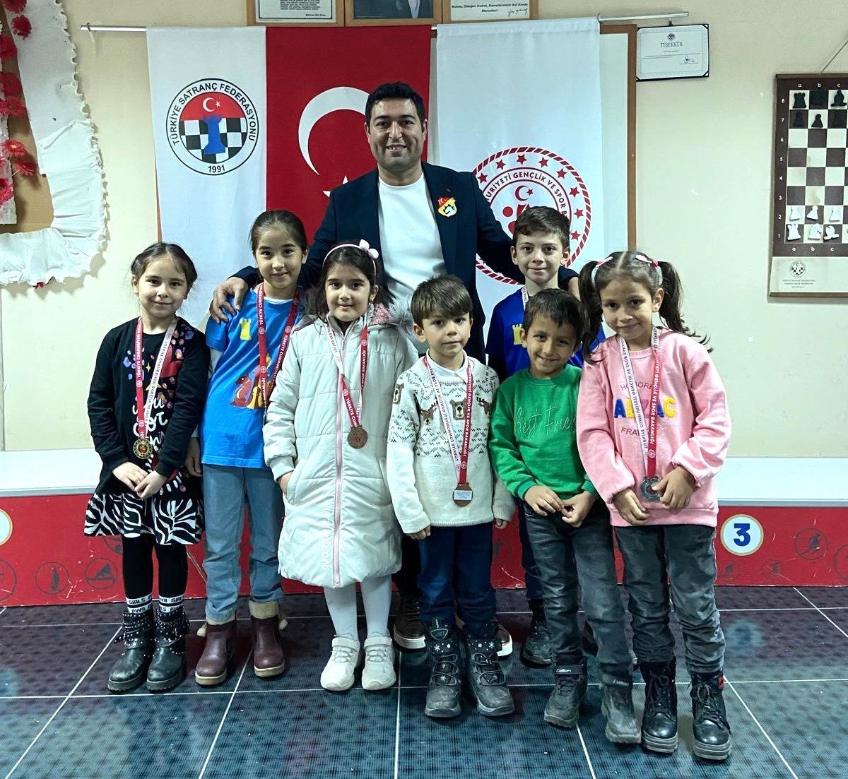 Kütahya'nın Yunus Emre İlkokulu Öğrencileri Satranç Tahtasında Şah Mat Diyor!