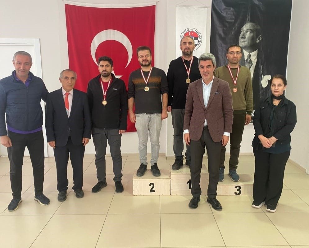 Satranç Tahtalarında Öğretmenler Günü Kutlaması