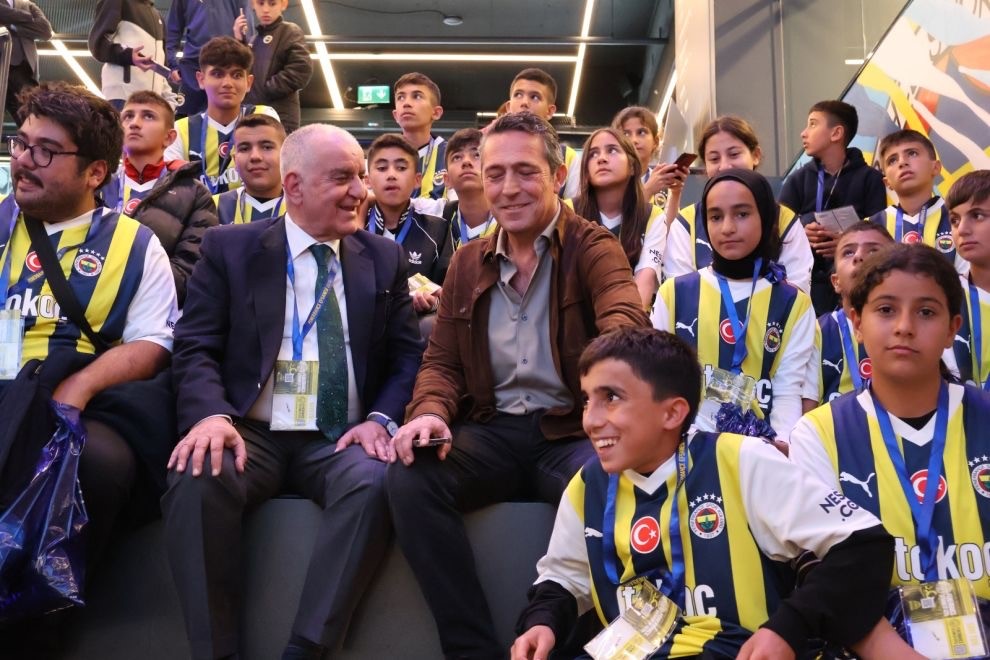 Fenerbahçe Başkanı'ndan Depremzede Çocuklara Sürpriz Ziyaret