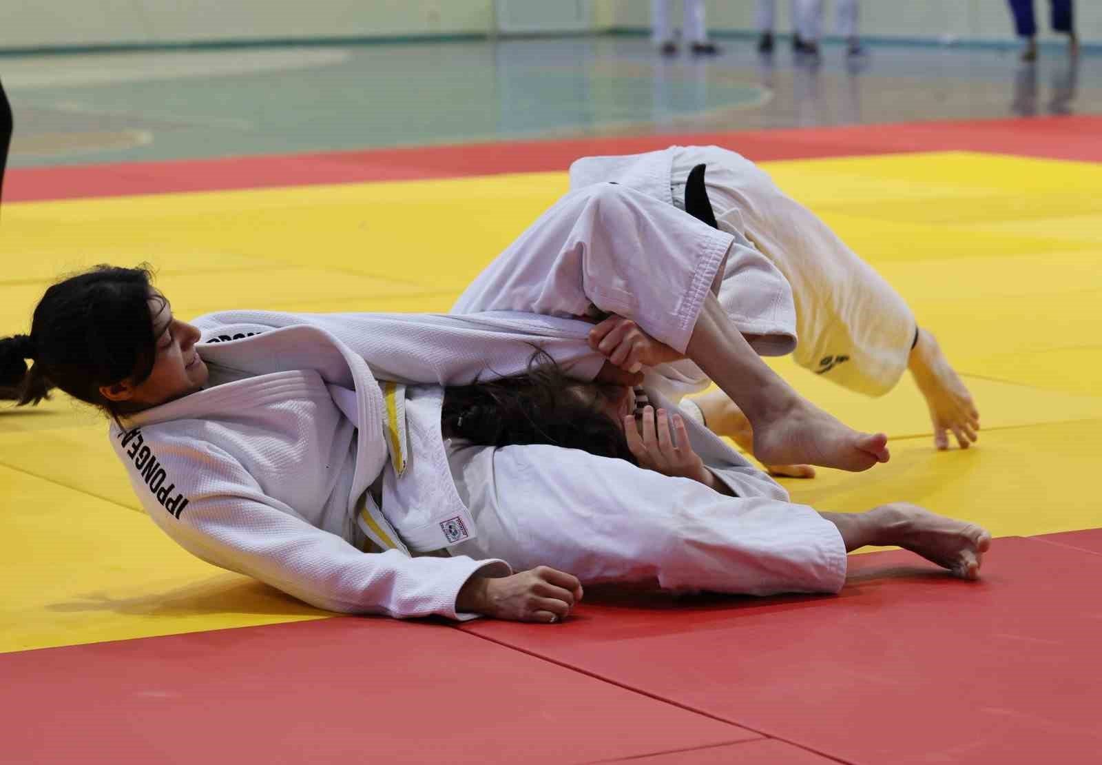 Manisa'da Okul Sporları Judoda İlk Gong Çaldı