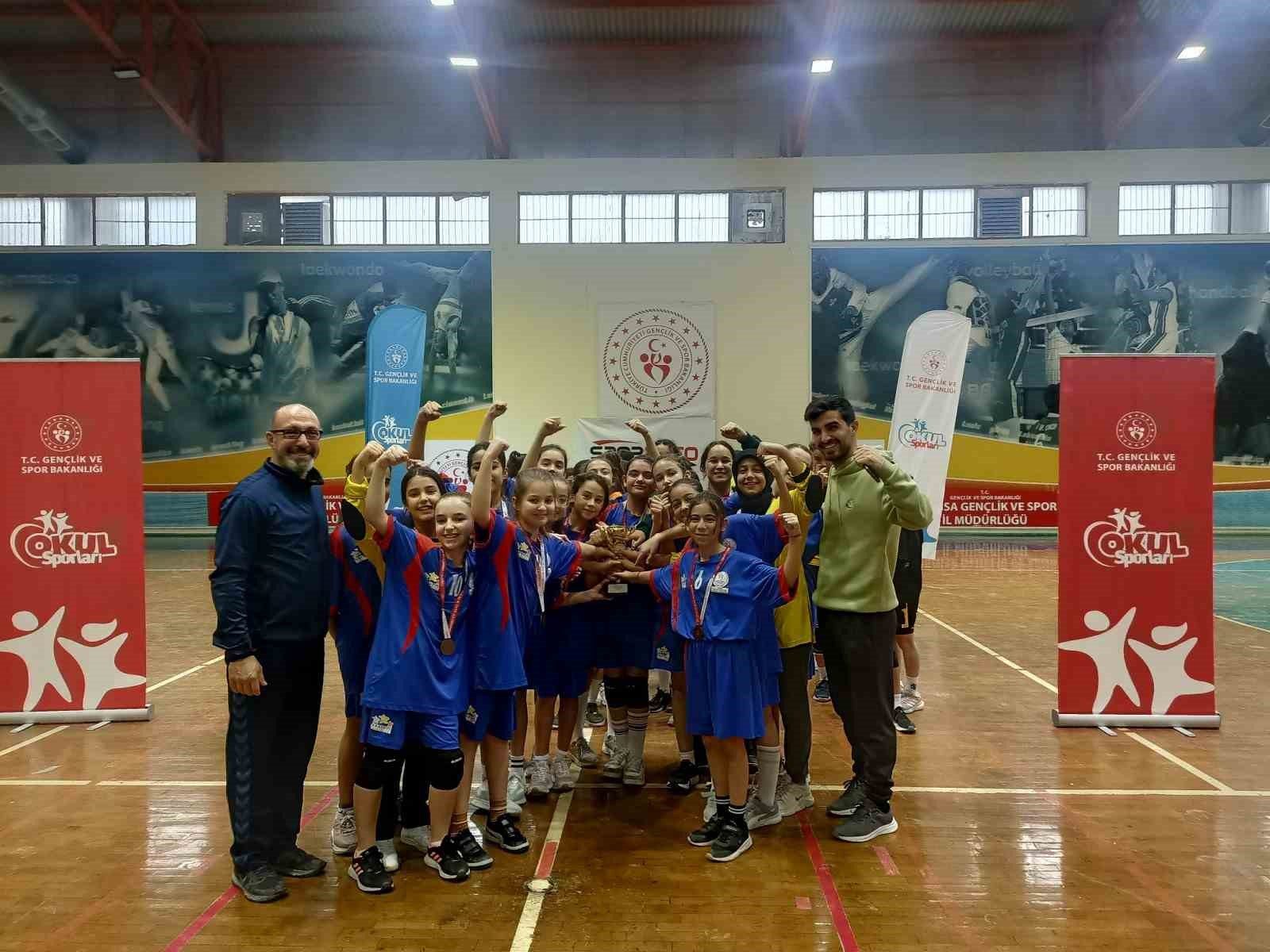 Manisa’da okul sporları küçükler hentbol müsabakaları sona erdi