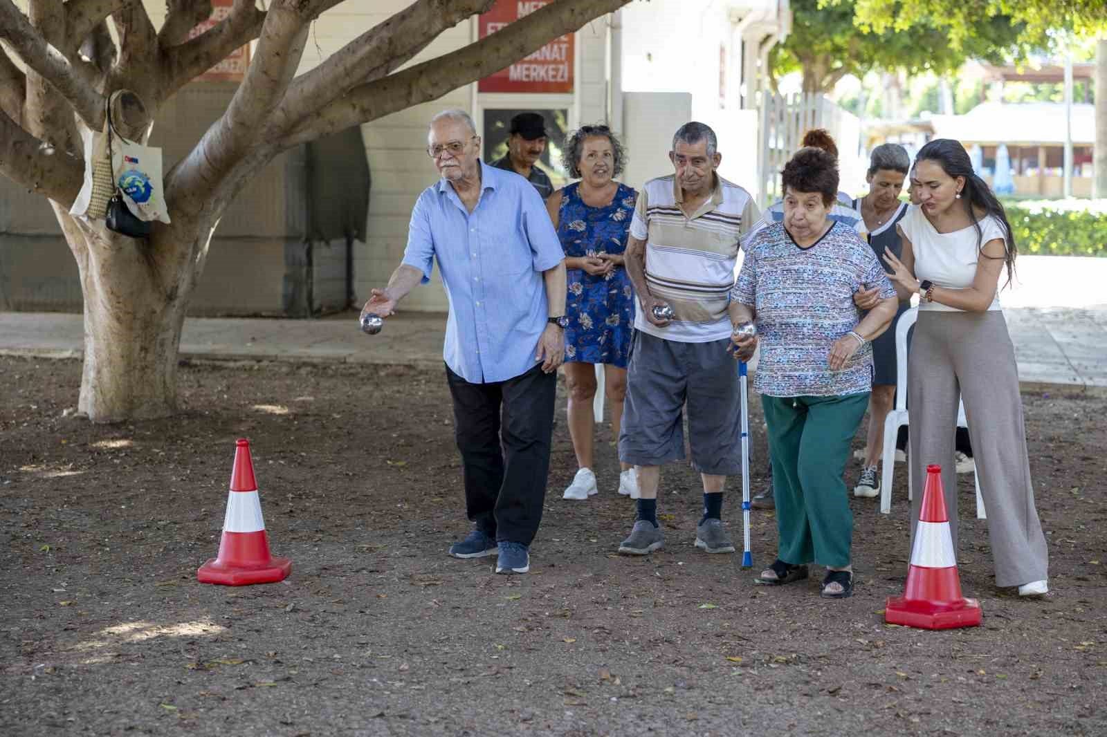 Mersin’de Avrupa Hareketlilik Haftası’na özel 80’ler buluşması düzenlendi