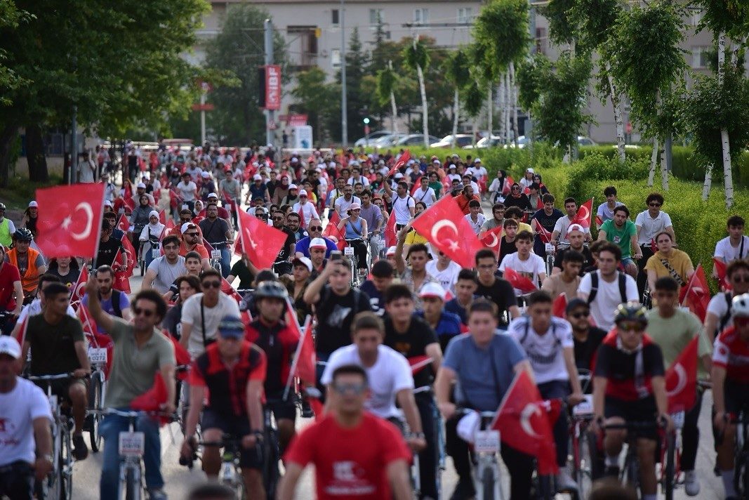 Pedallar Millet İçin Dönüyor: 'Milletin Zaferi Bisiklet Turu'nda Coşku