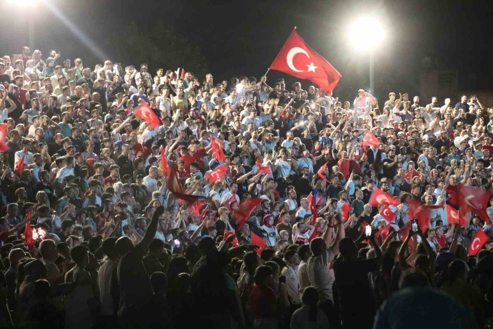 Sokaklar Milli Takım'ın Zafer Sevinciyle Coştu