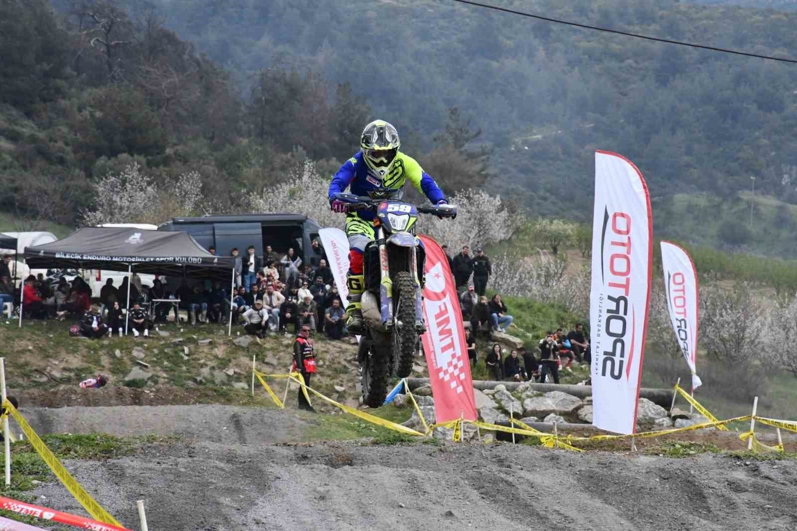Motosikletler uçtu