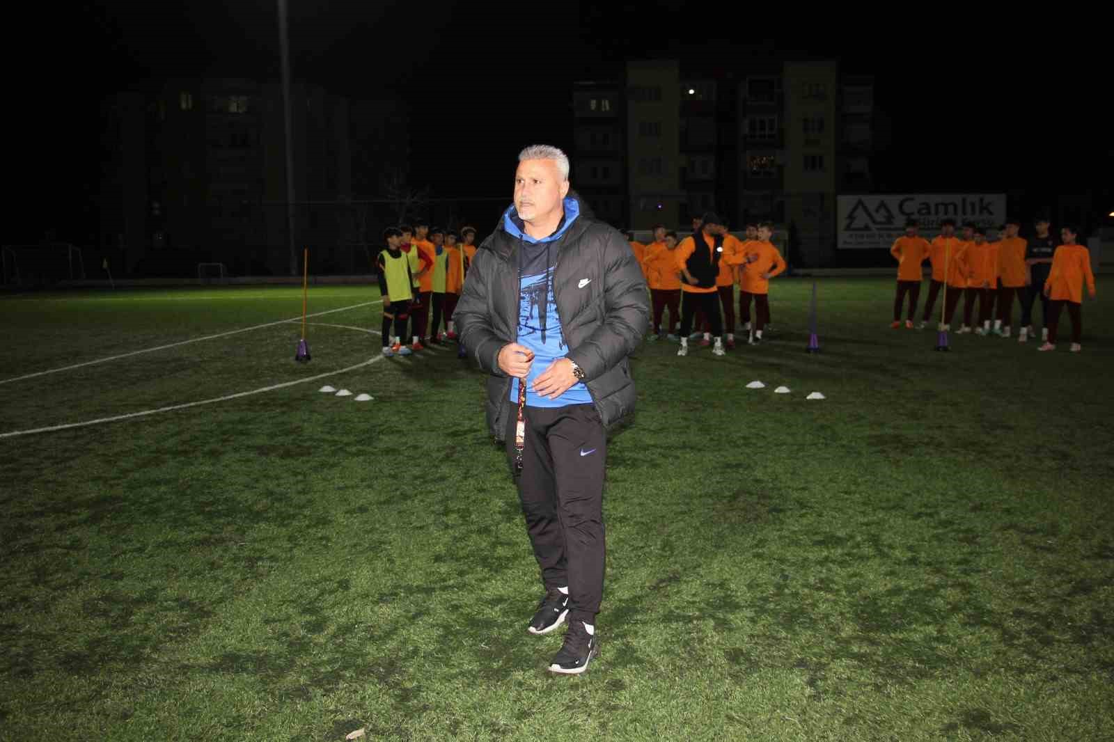 Mustafa Kocabey: "Futbol takımlarının başına futbolcuların geçmesi gerekli"