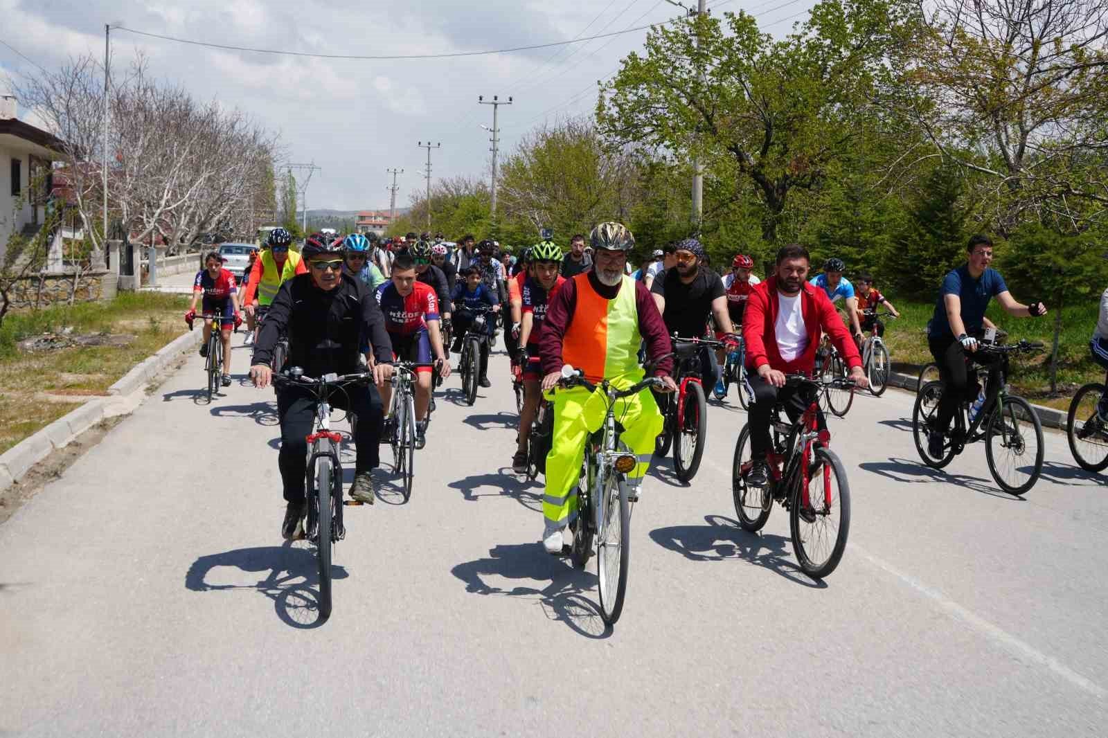 Niğde’nin tarihi rotasında yüzlerce sporcu pedal çevirdi