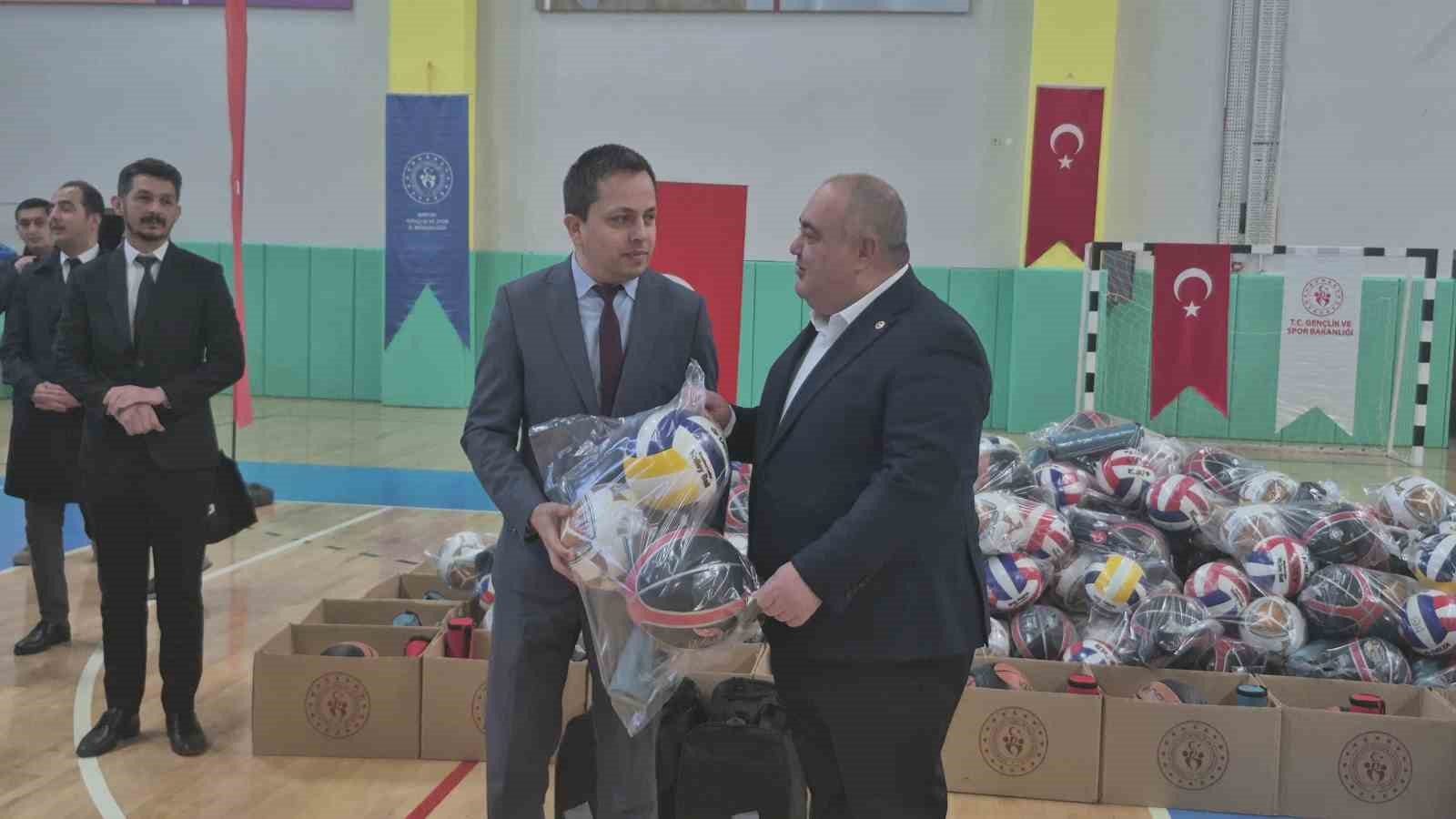 Okullar, Sağlıklı ve Aktif Bir Nesil İçin Spor Malzemeleriyle Destekleniyor