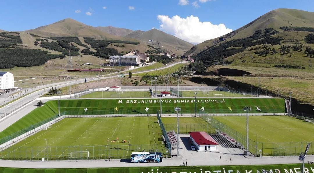 Palandöken'in zirvesinde sporun kalbi atıyor