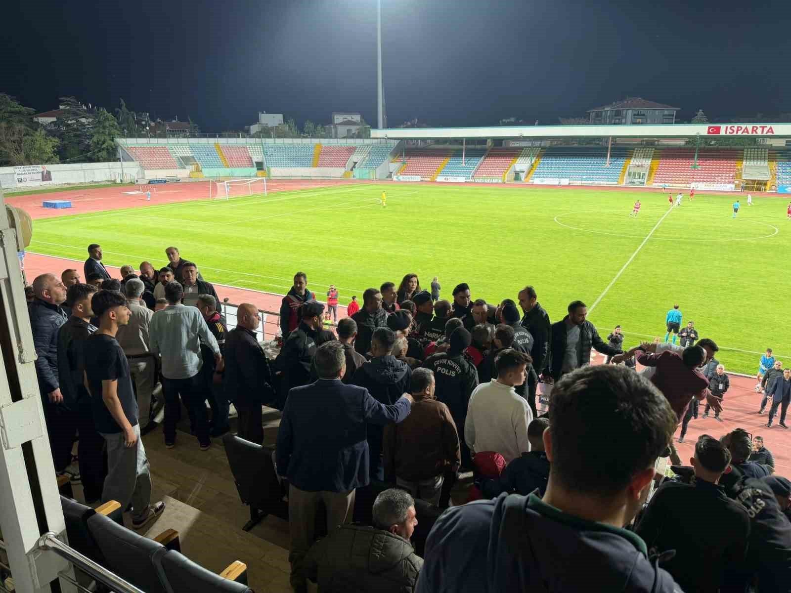 Play-off maçında tansiyon yükseldi, protokol tribününde kavga çıktı