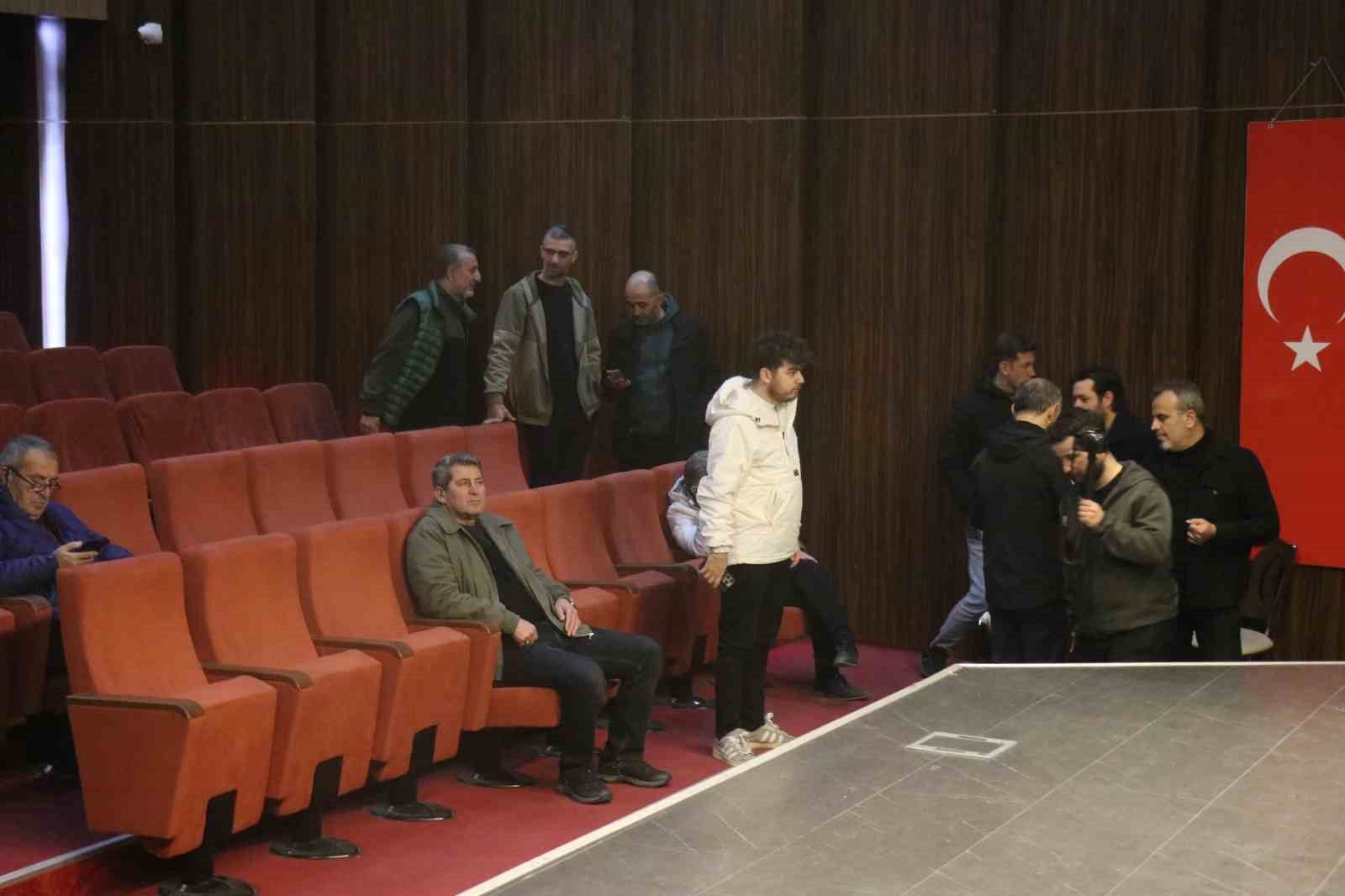 Sakaryaspor’da çoğunluk sağlanmadı, kongre ertelendi