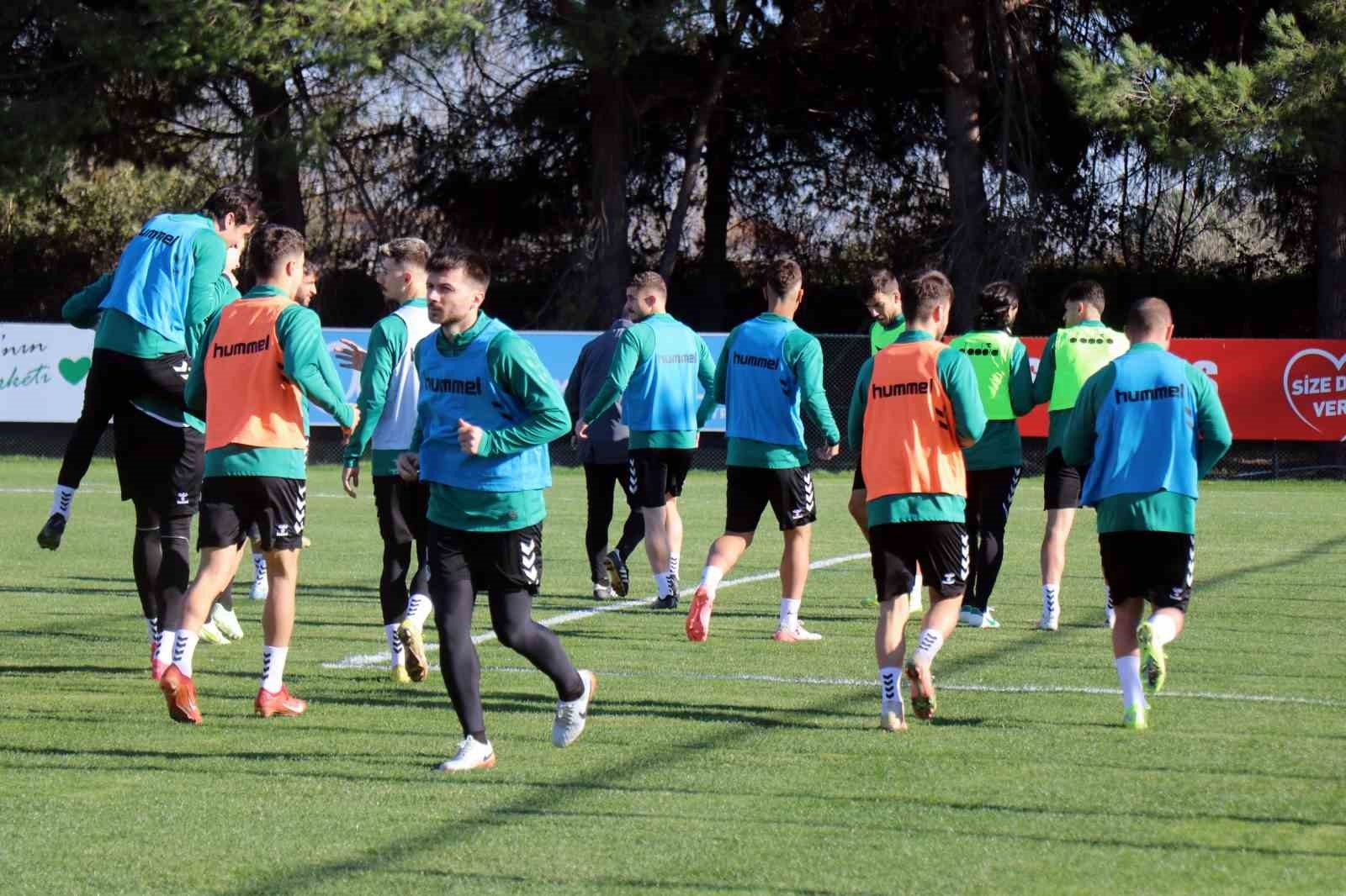 Sakaryaspor, Gençlerbirliği engelini aşmak için mesaisine devam ediyor.