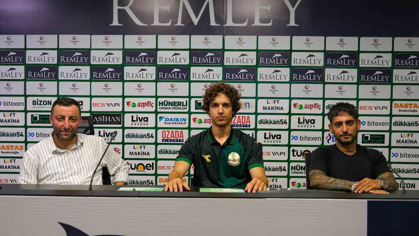 Sakaryaspor'un Genç Yıldızı Emre Demir, Yeşil-Siyahlı Forma Altında